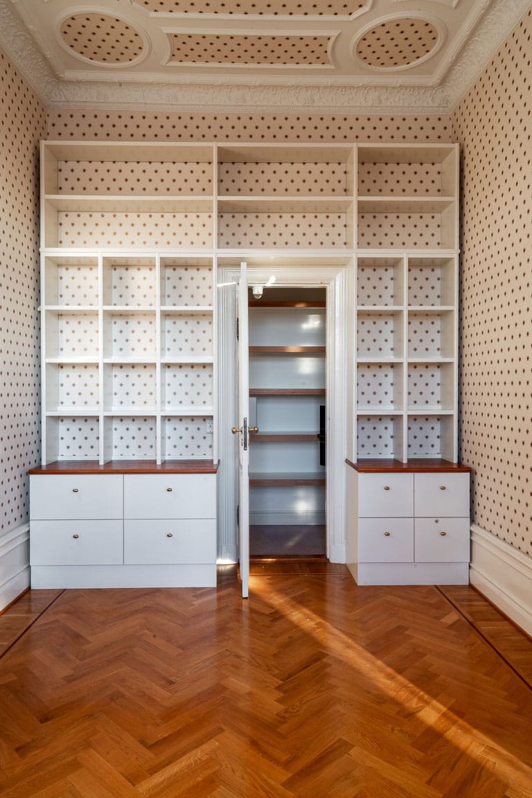 Renovering våning med tidstypiska detaljer på Strandvägen, Stockholm
