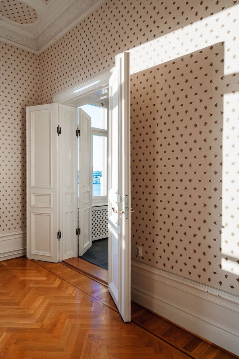 Renovering våning med tidstypiska detaljer på Strandvägen, Stockholm