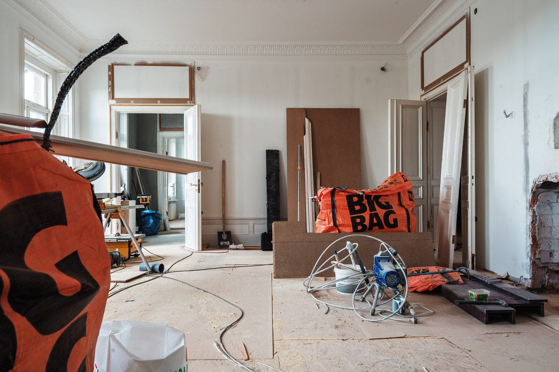 Renovering våning med tidstypiska detaljer på Strandvägen, Stockholm