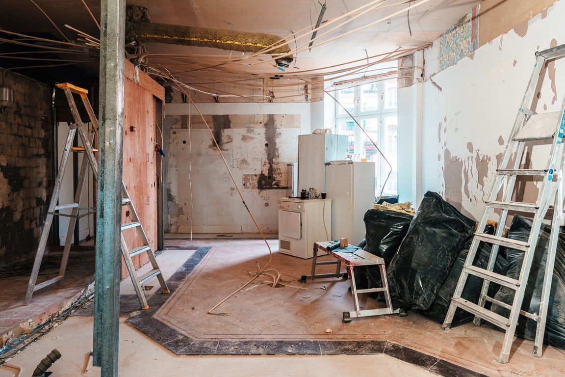 Renovering våning med tidstypiska detaljer på Strandvägen, Stockholm