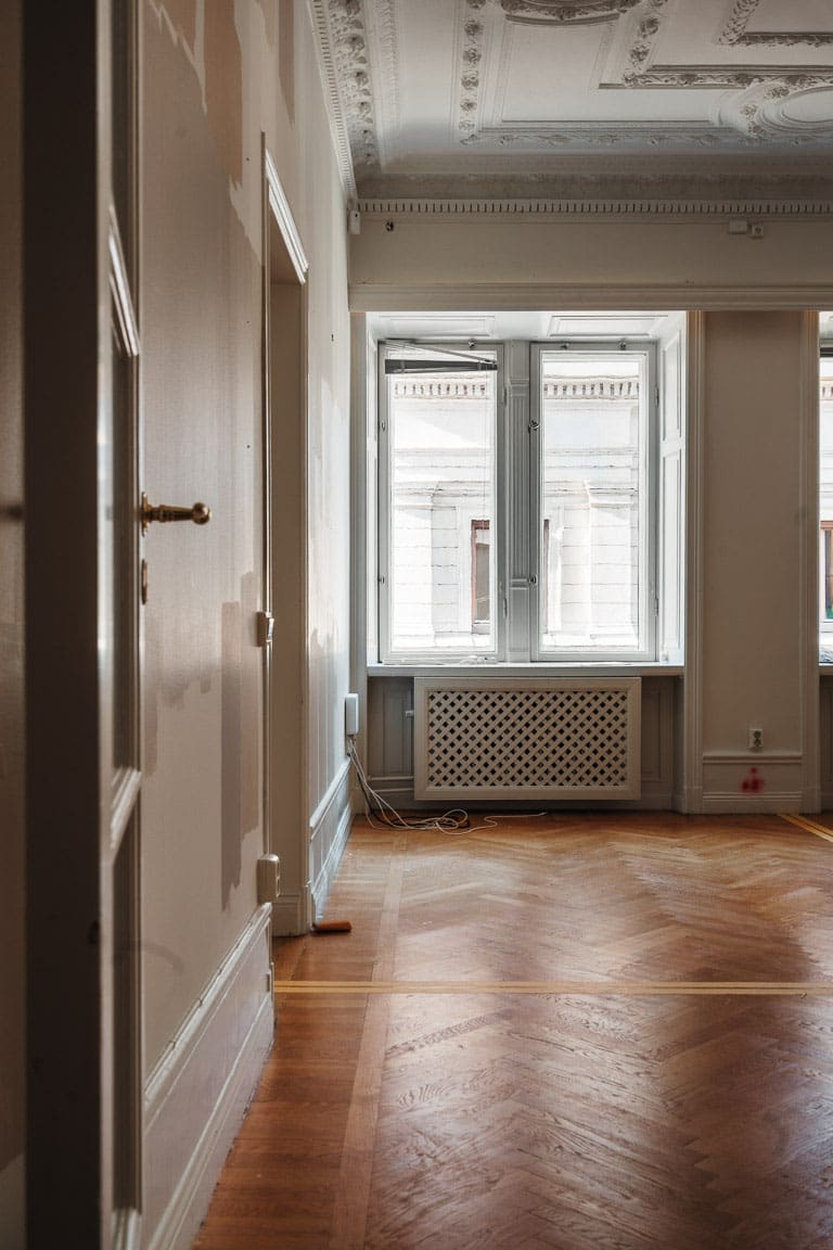 Bild på pågående totalrenovering av lägenhet på Östermalm