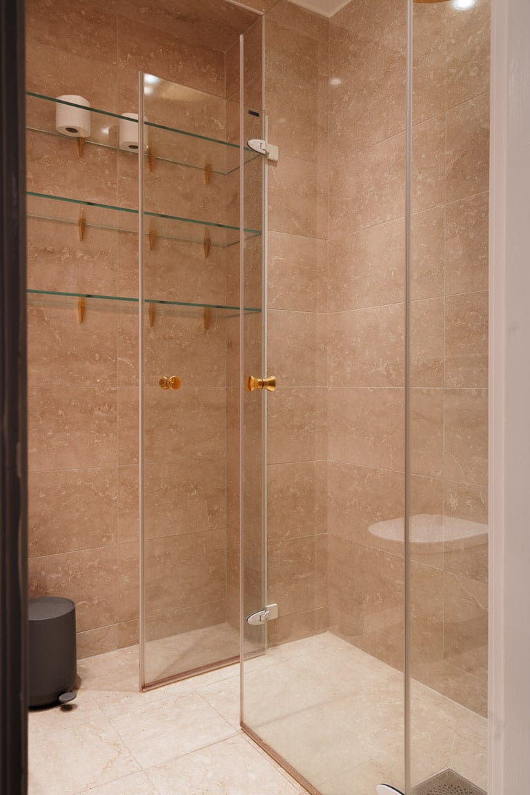Bild på pågående totalrenovering av lägenhet på Östermalm