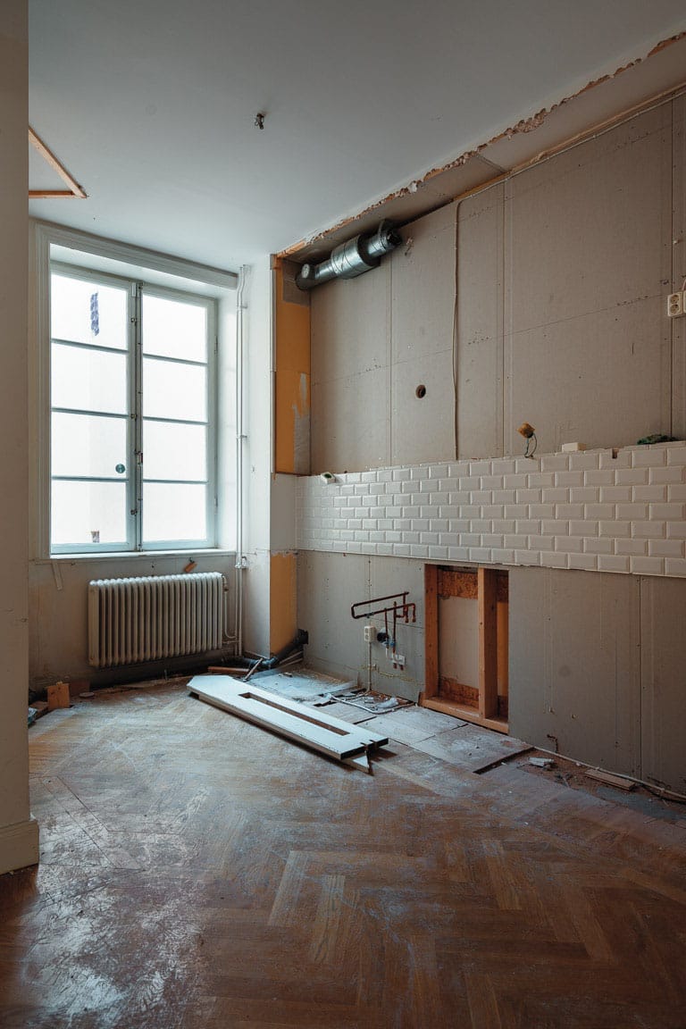Bild på pågående totalrenovering av lägenhet på Östermalm