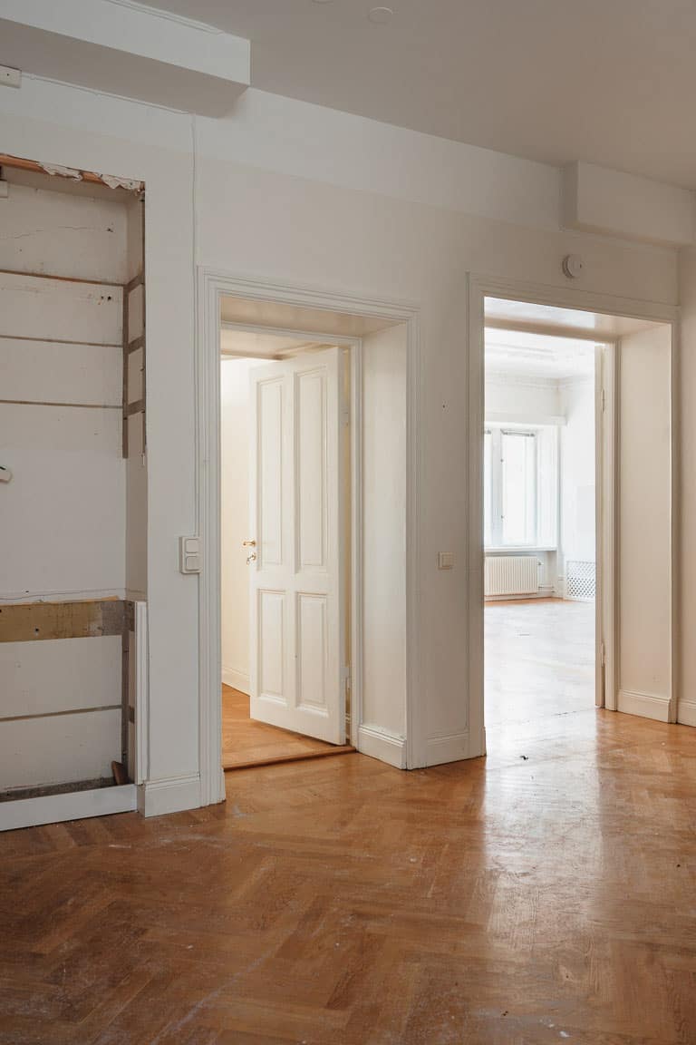 Bild på pågående totalrenovering av lägenhet på Östermalm