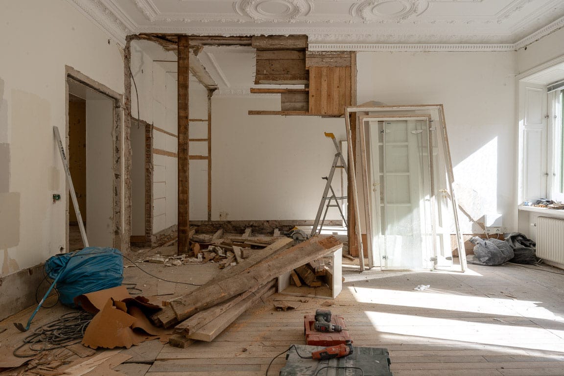 Bild på pågående totalrenovering av lägenhet på Östermalm