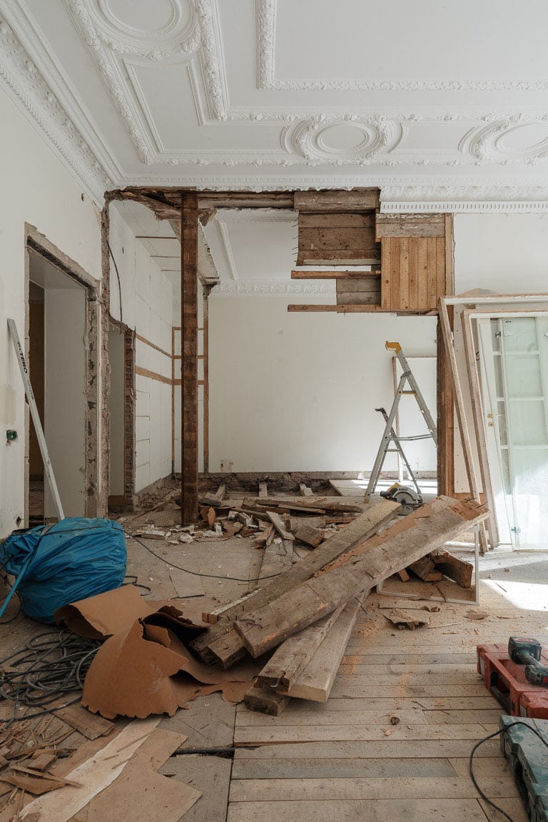 Bild på pågående totalrenovering av lägenhet på Östermalm