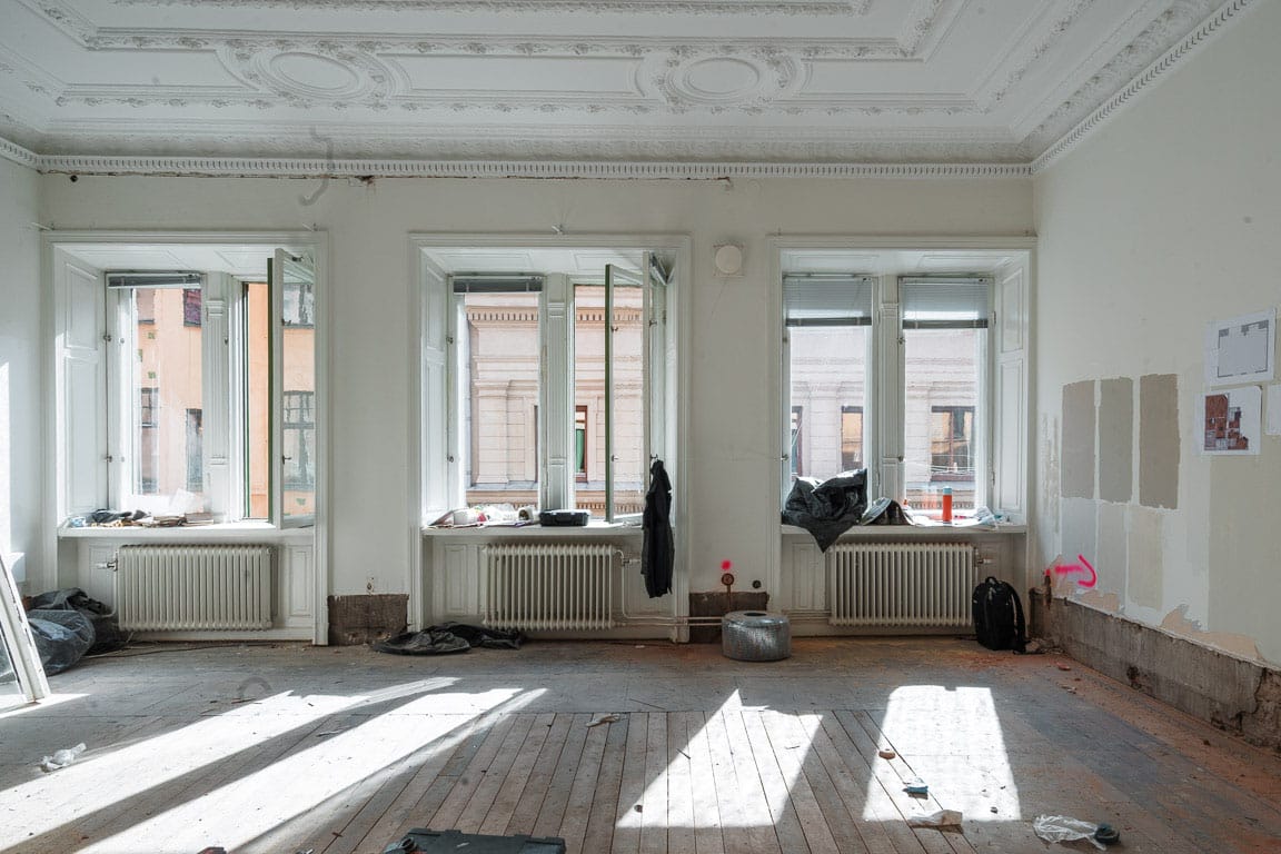 Bild på pågående totalrenovering av lägenhet på Östermalm