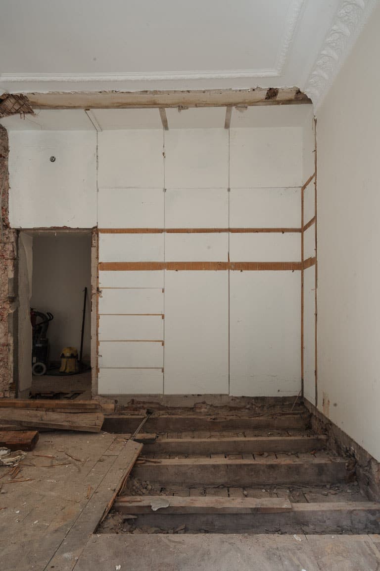 Bild på pågående totalrenovering av lägenhet på Östermalm