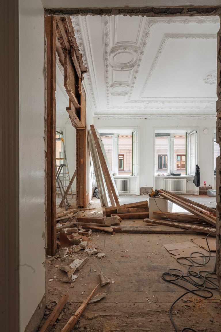Bild på pågående totalrenovering av lägenhet på Östermalm