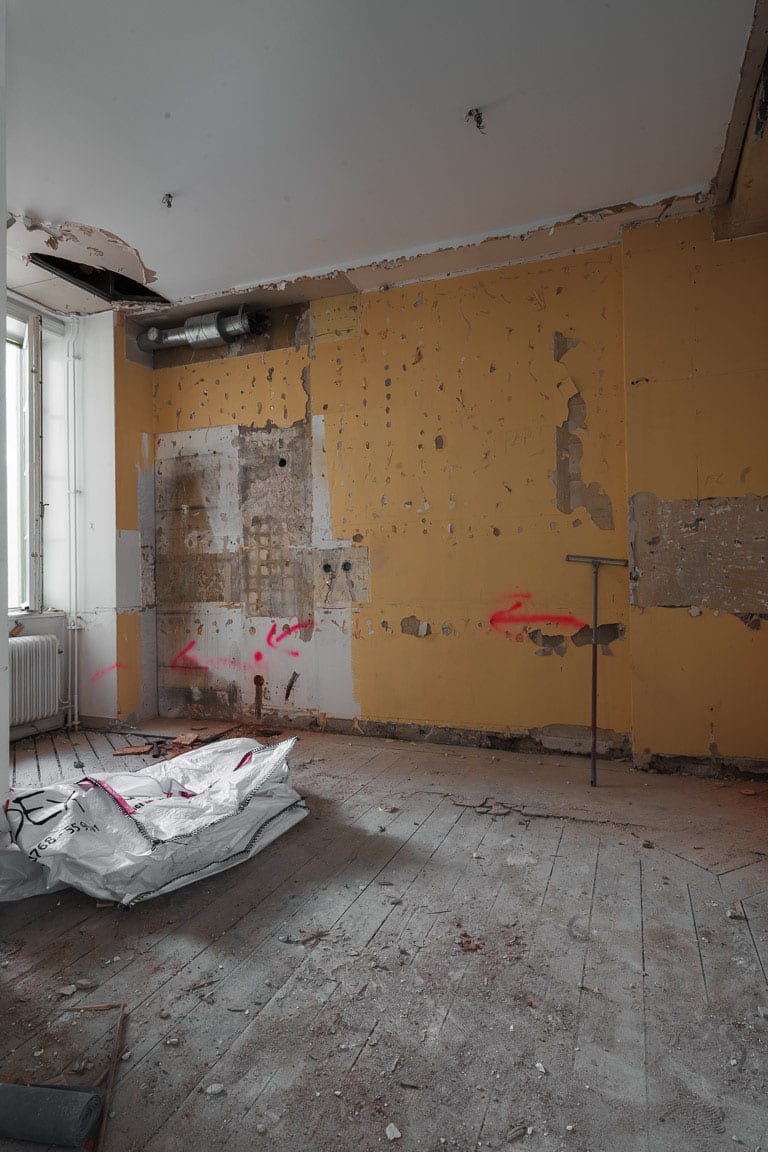 Bild på pågående totalrenovering av lägenhet på Östermalm