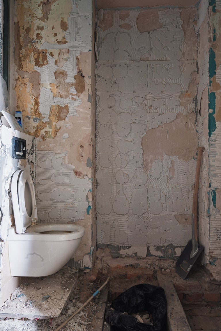 Bild på pågående totalrenovering av lägenhet på Östermalm