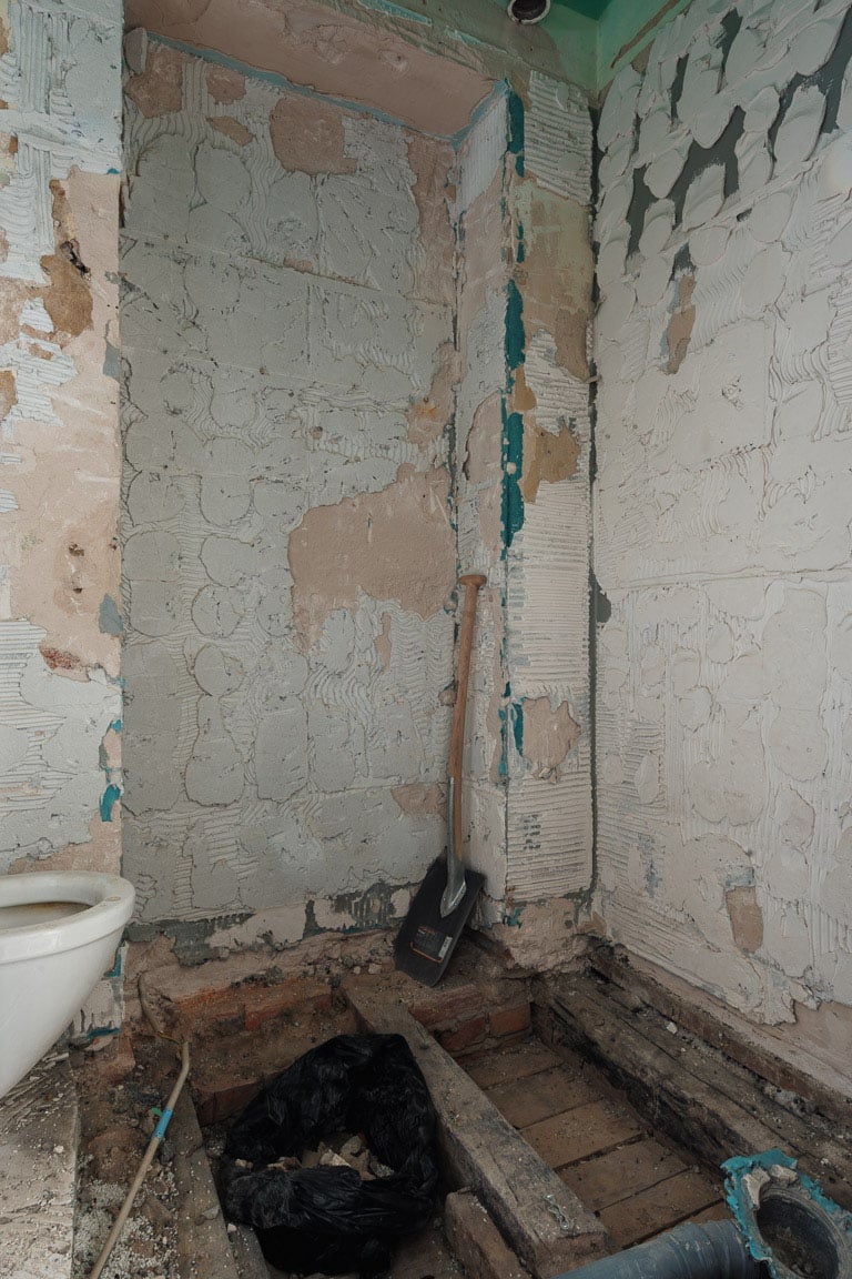 Bild på pågående totalrenovering av lägenhet på Östermalm